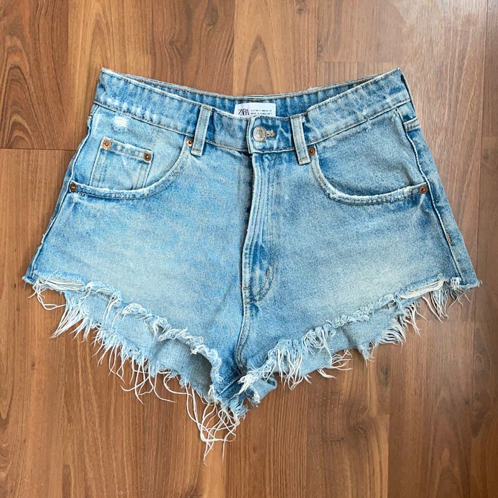 Zara: Cut off denim shorts
